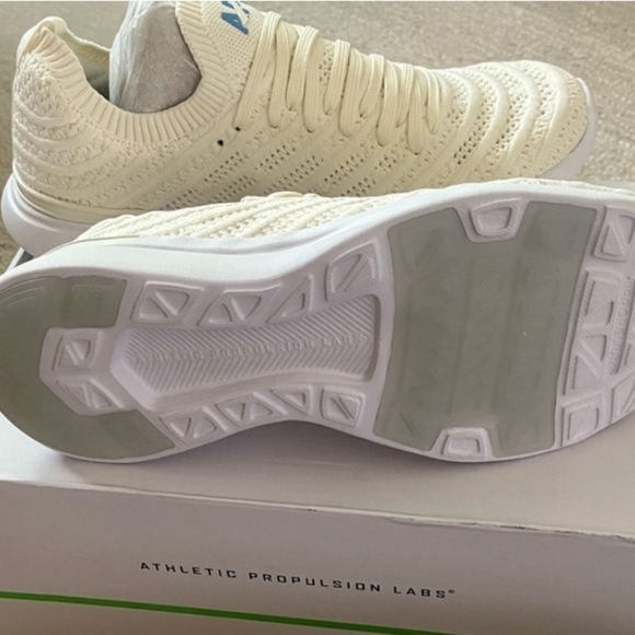 NIB APL TechLoom Wave Women's 7.5 Ivory Cream Running Sneakers Slip-On - Picture 3 of 13